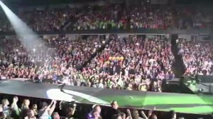 Skillet - Whispers in the Dark (Live)