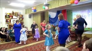 Танец "Мамочка красавица рядышком идет"муз.руководитель Смирнова Е.Ю.