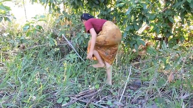 Девушка находит лягушек и готовит их смотреть онлайн