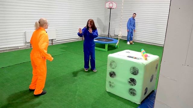 AMONG US в Реальной Жизни !! Челлендж - Часть 4 смотреть онлайн