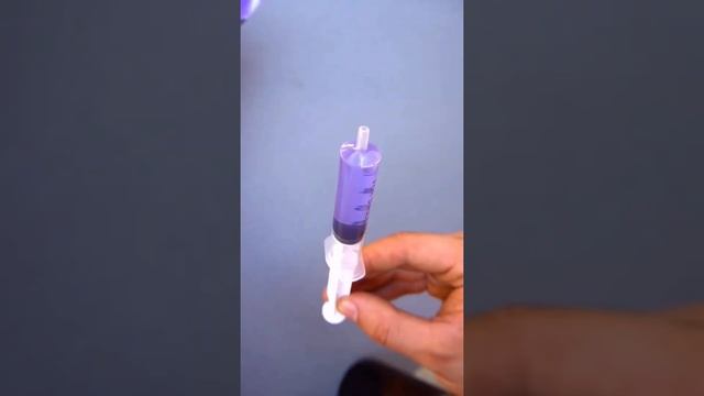 Трюки со стеклянной бутылкой! Как проткнуть стеклянную бутылку гвоздем ? #shorts смотреть онлайн