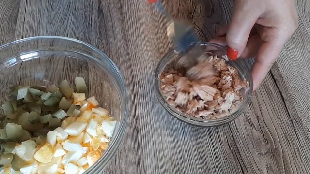 Салат с консервированным тунцом.Очень простой рецепт за 5 минут!!! смотреть онлайн