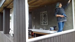 ДЕКОРАТИВНАЯ  РЕШЕТКА ИЗ РЕЙКИ  НА  ВЕРАНДУ  ЖЕНСКИМИ  РУКАМИ