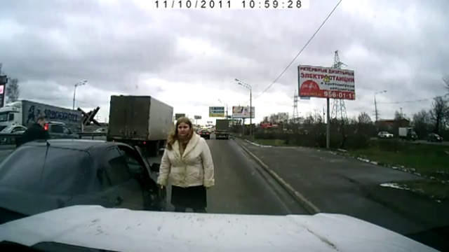 Женщина избила... автомобиль смотреть онлайн