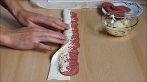 Розочки из слоеного теста с колбасой