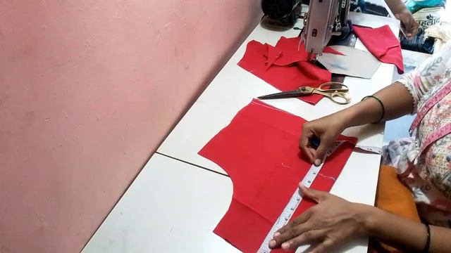 36 Size Katori Blouse Cutting|| कटोरी ब्लाऊज ची कटिंग कशी करायची|| कटोरी कशी वाढवायची 🤔🤔 смотреть онлайн
