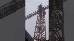 подъем машиниста башенного крана в кабину управления.