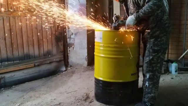 Вскрыть пустую бочку болгаркой за 3 минуты смотреть онлайн