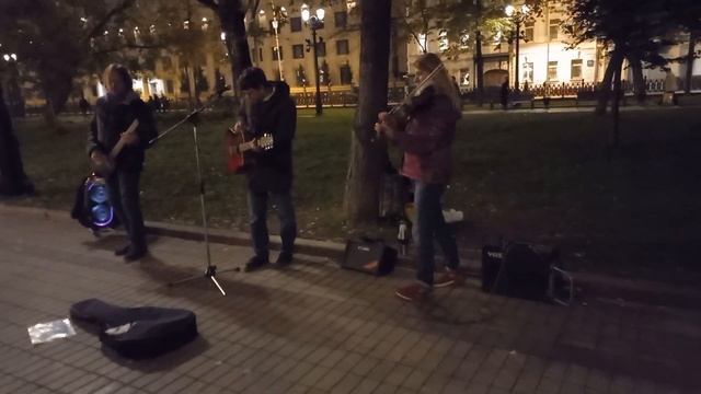 Уличные музыканты играют компаозицию "Буртаино" на Чистых прудах в Москве смотреть онлайн