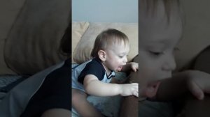 Малыш балуется