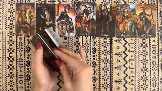 ТАРО ДЛЯ МУЖЧИН. У КАКОЙ ЖЕНЩИНЫ ВЫ НЕ ВЫХОДИТЕ ИЗ ГОЛОВЫ смотреть онлайн