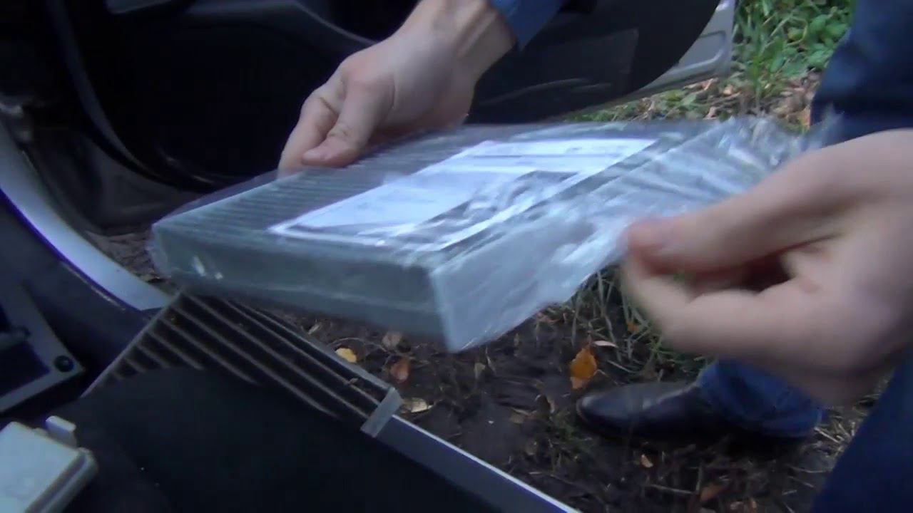 Замена воздушного салонного фильтра Toyota Corolla смотреть онлайн