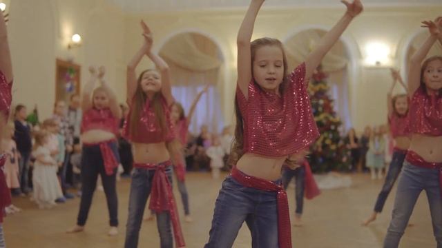 Видео-отчет с Новогодней вечеринки студии танца Мастер и студии хореографии Луна смотреть онлайн