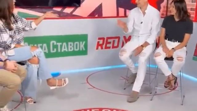 Александр Энберт с подругой Агаты Муцениеце Натальей Земцовой на русском хоккее. смотреть онлайн