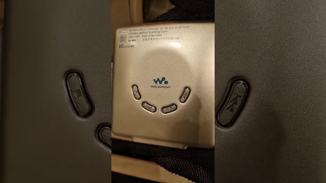 Обзор плеера и демонстрация глянцевой поверхности Hi-MD Sony Walkman MZ-EH50 silver смотреть онлайн