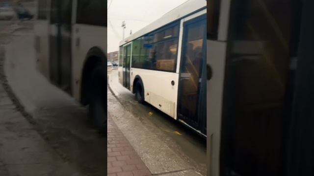 ЛиАЗ 5292.67 на Московских воротах. Следует по 26 маршруту смотреть онлайн