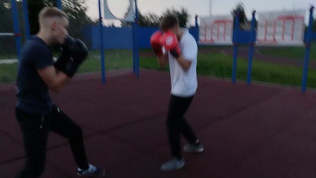 запутался в ногах и подвернул ногу смотреть онлайн