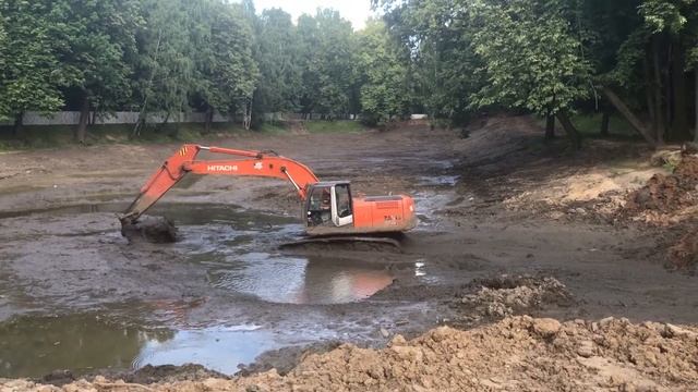 Чистят пруд, берег разворотили, остаток ила размазали по берегам смотреть онлайн