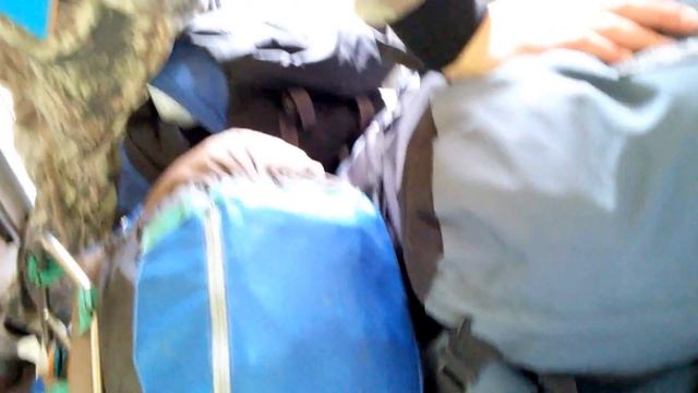 В тамбуре электрички перед выходом на станции. 5