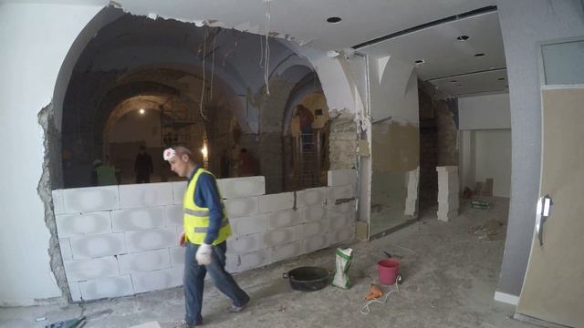 Gates Construction, Baku "Starbucks" cafe - masonry work- Hörgü işləri - кладка стен смотреть онлайн