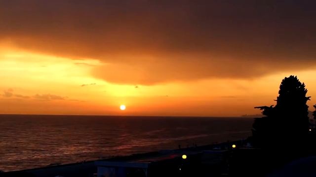 Закат в Сочи. Солнце катится в море. Sunset in Sochi смотреть онлайн
