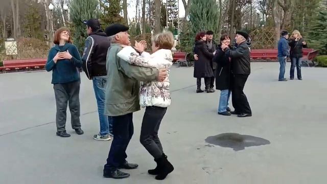 А я ревную тебя!!!Танцы в парке Горького,апрель 2021. смотреть онлайн