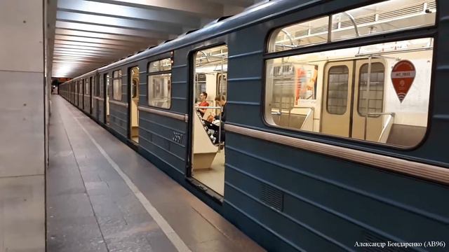 [Ретро-метро]: Состав 81-717.5/714.5 "Номерной" на ст. "Новые Черёмушки" смотреть онлайн