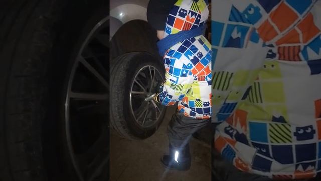 Как поменять колесо на машине. Сын ставит зимнюю резину смотреть онлайн