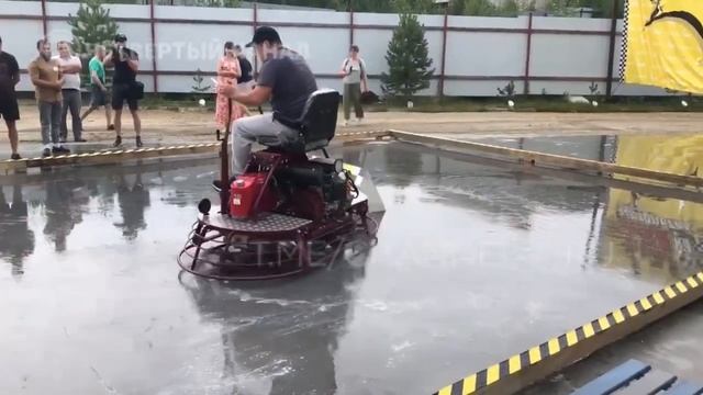 Уральский Форсаж! В Дегтярске проходит гонка на затирочных машинах смотреть онлайн