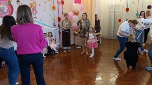 Игра с мамами на 8 Марта в ДОУ "Заплети косичку из ленточек"2024 год