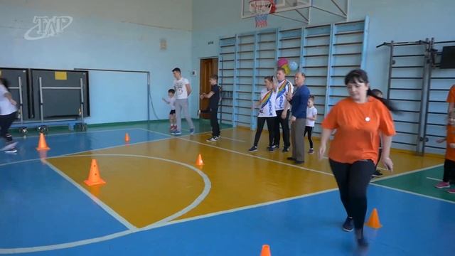 Спортивный праздник «Папа, мама, я - спортивная семья» в СШ №15 смотреть онлайн