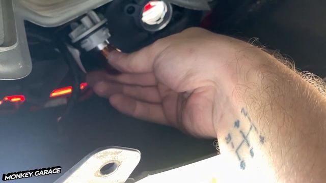 Cambio de bombillo de direccional trasera Kia Sportage QL смотреть онлайн