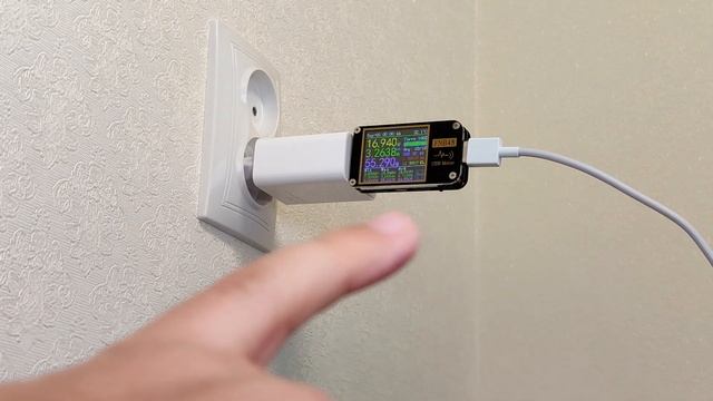 ПОЧЕМУ блок питания искрит? ЧТО ДЕЛАТЬ, если зарядка смартфона искрит? смотреть онлайн