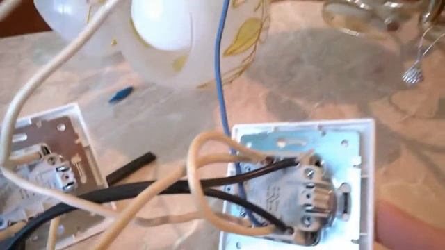 Переключатель двухклавишный LEZARD. Странности в подключении. смотреть онлайн