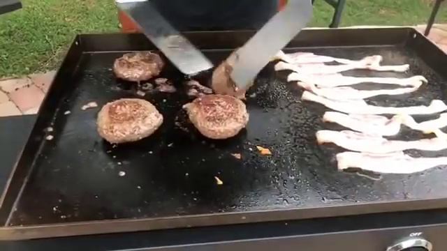 Best burgers on the 28’ Blackstone: Organic, Grass fed, American Kobe and Regular ground beef смотреть онлайн