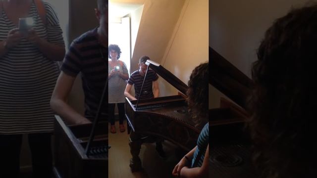 Исполнение музыки на старинном клавесине. смотреть онлайн