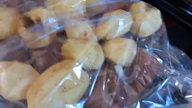 ?Мясо с картошкой? в пищевом рукаве в духовке, мама готовит смотреть онлайн