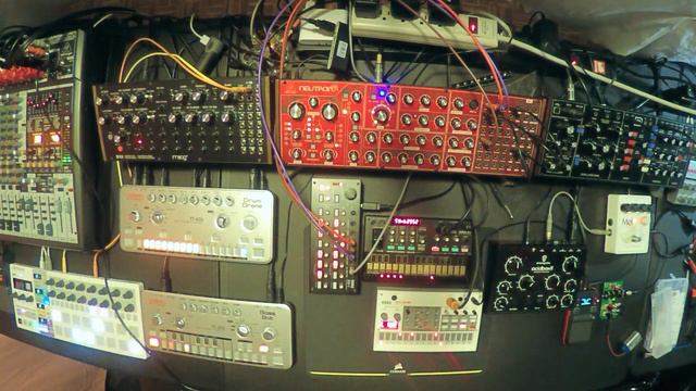 featuring Volca FM Sample Mel9 AcidBox - Live Techno Jam - 2019-09-30 смотреть онлайн