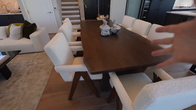 Living in a Sky Box-Apartment 43 Floors Above NYC… смотреть онлайн