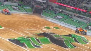 Monster Jam World Tour 2022 - Megalodon vs El toro loco - AAMI Stadium, Melbourne 01/10/22