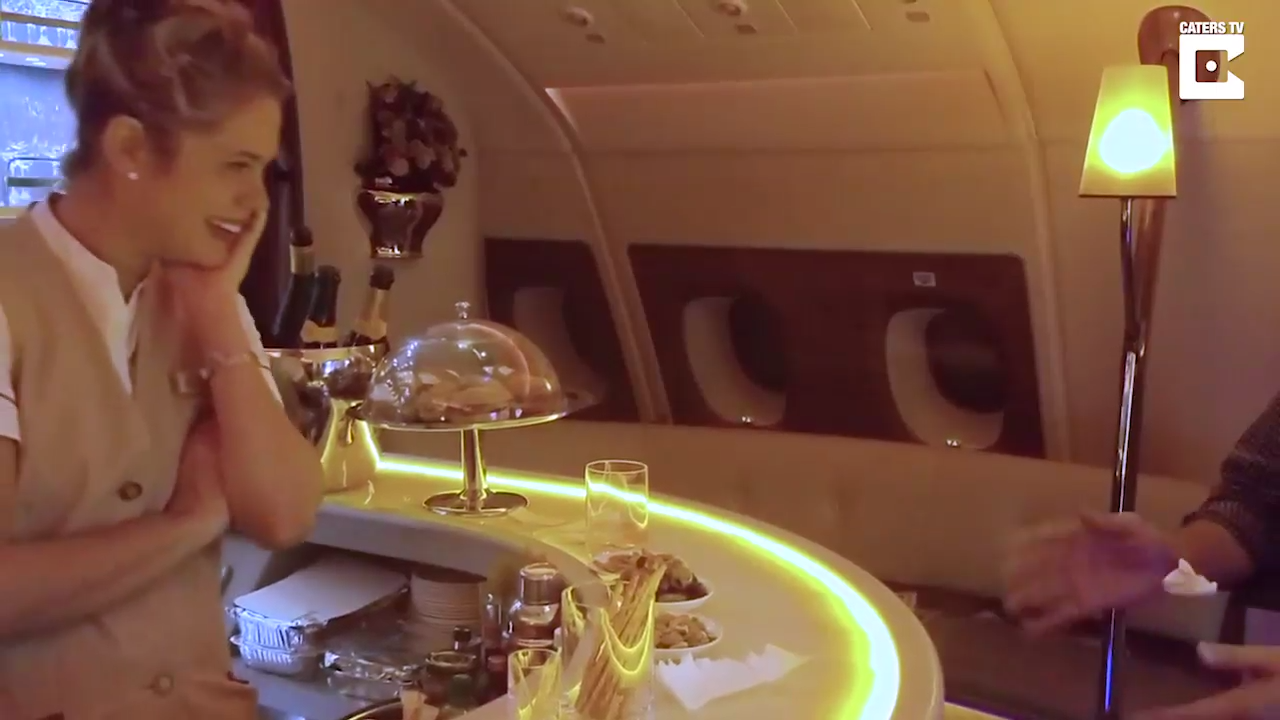 Летающая салфетка на борту самолета смотреть онлайн