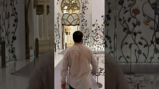 В мечети шейха Зайда. Абу-Даби. #mosque #abudhabi #sheikhzayedmosque #uae #абудаби #оаэ #мечеть смотреть онлайн