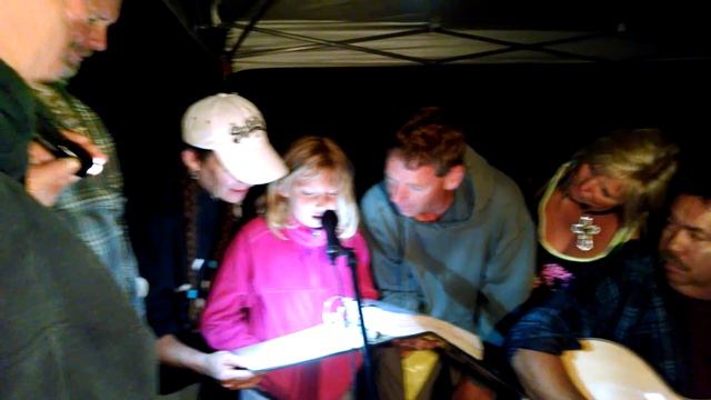 Cara, Mark, Penny, Mike, Lori and mommy sing Somewhere over the rainbow смотреть онлайн