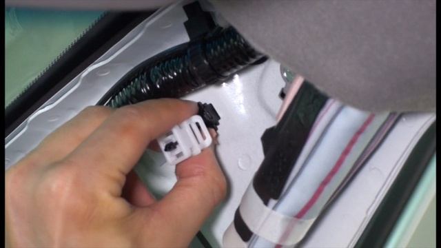 26. Снятие обшивки передней стойки Honda Stepwgn RP