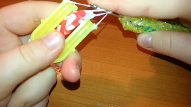 Новогодний ЛЕДЕНЕЦ из резинок на рогатке без станка  Rainbow Loom Charm