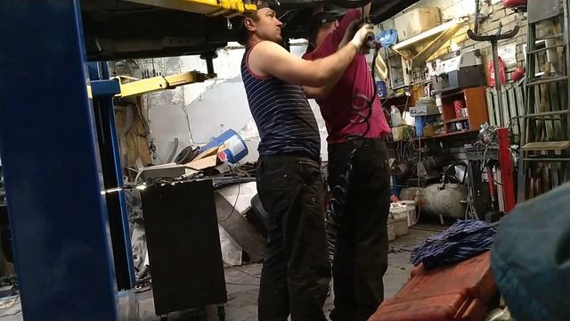 VW T5 installing gearbox dsg after repair. Time lapse. смотреть онлайн