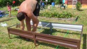 Ставим оцинкованные грядки на дачу