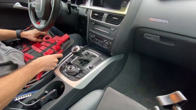 Audi A5 B8 Wireless Charging Retrofit Installation (Ashtray Delete) смотреть онлайн