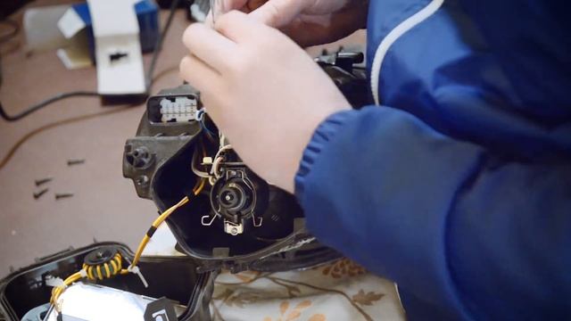 Как заменить лампы в фарах Porsche 911 (997). Пошаговая инструкция. смотреть онлайн