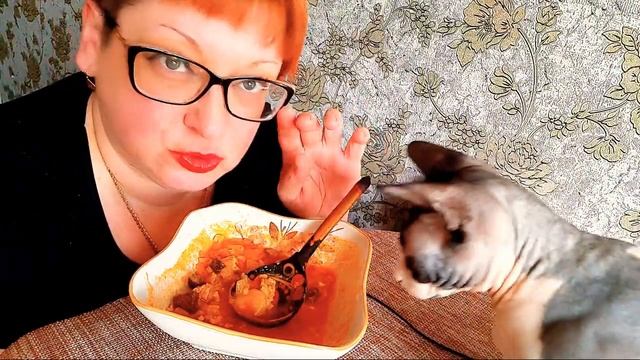 Мама отличника не перестаёт меня удивлять/Мукбанг/ суп ХАРЧО из свинины/Вафли на закуску/Обжор/ смотреть онлайн